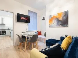 Spacious 4 bed - 4 en-suites - Parking - Discounts