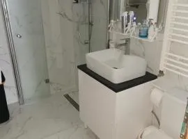 Apt4Rest - urban oasis & FREE PARKING