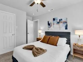 The Sunset Suite 3Bd 2Bath Att Garage Pvt Yard