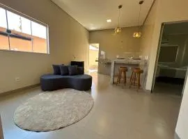 Casa 04 - Casa com 2 quartos, sendo uma suíte localizada próximo a rodoviária e o aeroporto