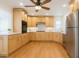 Fullerton Fairytale Vacation Home - 10 Min Drive to Disneyland, hotel in Fullerton