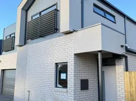 Aalto Retreat 2 - Chic Modern Close to Everything