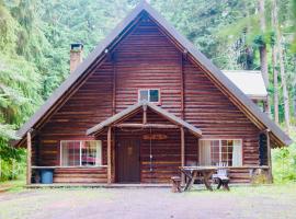 Log Cabin at Rainier Lodge (0.4 miles from entrance), hotel in Ashford