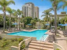 Venice Beach 2BR - 7-Min Walk - Pool, Hot Tub & Gym