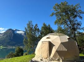 Vollsnes Glamping, Zelt-Lodge in Stryn