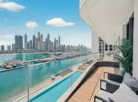 Luxury 2BR Retreat Gorgeous Beach & Skyline Views