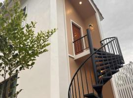 A RISA hometel cafe, kh&aacute;ch sạn sang trọng ở Ban Na Khom