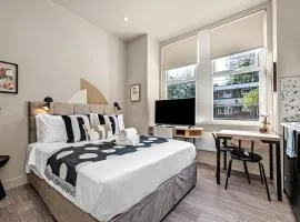 Beautifully Designed Studio with Communal Full Kitchen - Full Access