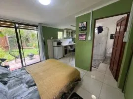 Cozy private cottage with garden views at Ferngrove