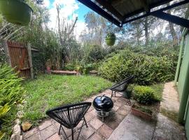 Cozy private cottage with garden views at Ferngrove, viešbutis mieste Stormsrifyras