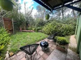 Cozy private cottage with garden views at Ferngrove