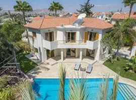 Blue Pearl Villa - 6 Bedroom with Pool