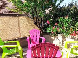 Le Cabanon d'Andr&eacute;a, caba&ntilde;a o casa de campo en Forcalquier