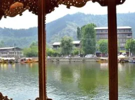 T heritage houseboat