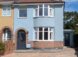 Cherry View House 3 Bed Garden Parking sleeps 8, villa in Bristol