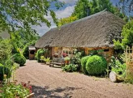 Idyllic English Thatched Cottage - The Coach House