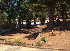 Suítes Recanto das Flores 1, farm stay in Pirenópolis