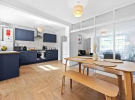 NEW! Spacious 4 bedroom 4BR with Private Parking near city Centre