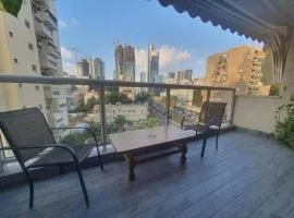 Renovated central 4 bedroom apt with great terrace and Bomb Shelter