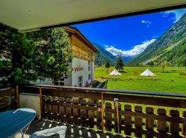 Panorama apartment for 4 near Zermatt, hotel em Täsch