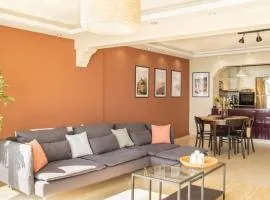 Sea View 3BR Flat – Steps from Coast Road