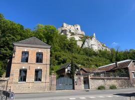 Villa du Vieux Ch&acirc;teau, hotel con pileta en Les Andelys