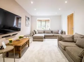 Beautiful and Cosy 4-bed Home in Milton Keynes by Renzo, Driveway, Close to M1