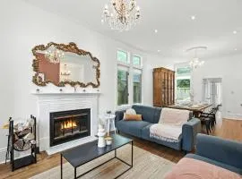 Stunning 3BR Corktown Downtown sleeps 10 parking & patio
