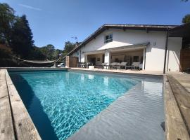 Charming and comfortable villa, golf and ocean nearby, hotel a Seignosse