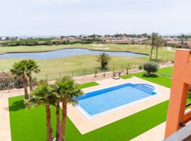 Zonnig verblijf met zee-, golf- en zwembadzicht, hotel a Los Alcázares