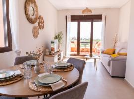 Zonnig verblijf met zee-, golf- en zwembadzicht, Hotel in Los Alcázares