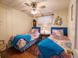 Mountain & Sunset Views - Walk to Downtown Mentone, hotel din Mentone