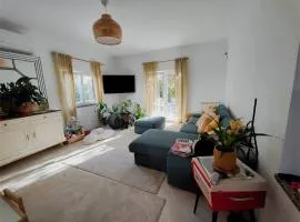 Spacious 3BR - Fireplace, garden studio and surfboards