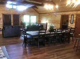 Risen Retreat - Private Indoor Pool, Large Game Room, Media Space + Outdoor Hot Tub, отель в городе Pleasant Hill