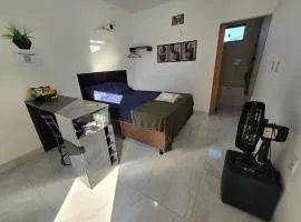 Flat completo a 10 minutos de vários espaços de festa