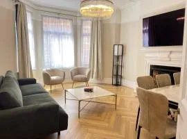 4-Bedroom Apartment – Sleeps 7 – Paddington – Quiet Area