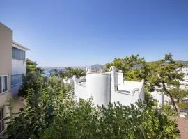 All Rooms w AC- Balcony - Backyard -5 mins Beach