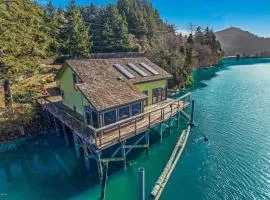 Riverside retreat with stunning views, historic charm - Coastal adventure awaits