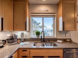 Pacific Peeks 2 - Oceanview Pet Friendly Retreat with EV Charging fee, Hotel in Lincoln City