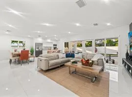 Family Retreat Pool, Games and Private Apartment L79
