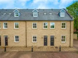 Town House with Hot Tub & Free Parking