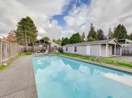 Cozy Tacoma Getaway with Grill and Hot Tub!