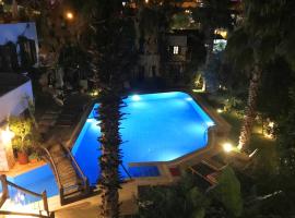 Villa with Garden Shared Pool – 4 Min from Beach، فندق في كالكان