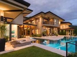 Casa Symbiotica - Exclusive Villa with Gym, Infinity Pool & Housekeeping