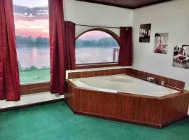 Riverfront 2 bdrm Jacuzzi Cabin with Sunset Balcony