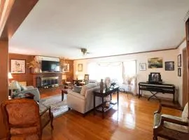 New Haven Comfort, 5BR, Fireplace, Yard
