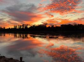 Riverfront Studio Cabin with Best View and Huge Yard, caba&ntilde;a o casa de campo en Saint Joseph