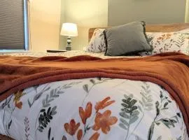 Relaxing Rustic Oasis II, Unit B - 6 minute walk to Downtown! Cyclists Welcome!