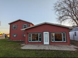 Catch on the Canal - Waterfront Getaway Near Casino, Dining & Entertainment, hotel in Standish