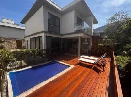 Casa alto padrão decorada no Canto do Moreira
